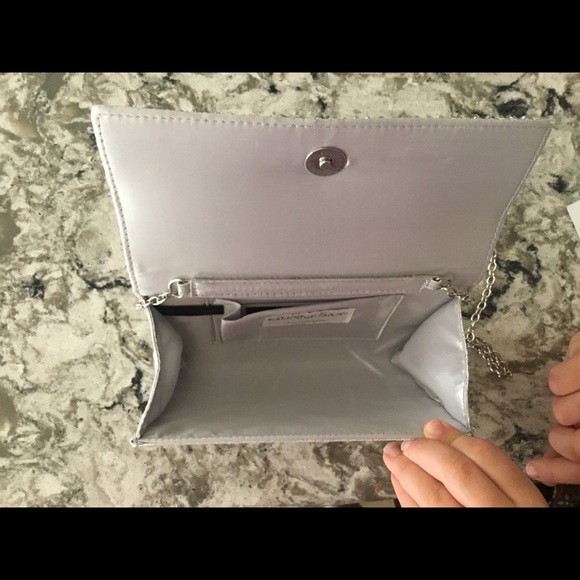 Small silver clutch w/ chain strap - Picture 5 of 5